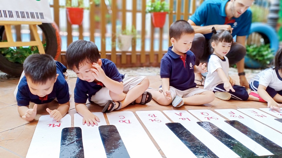 Học sinh Kindy City cùng nhịp bước với chiếc Piano khổng lồ