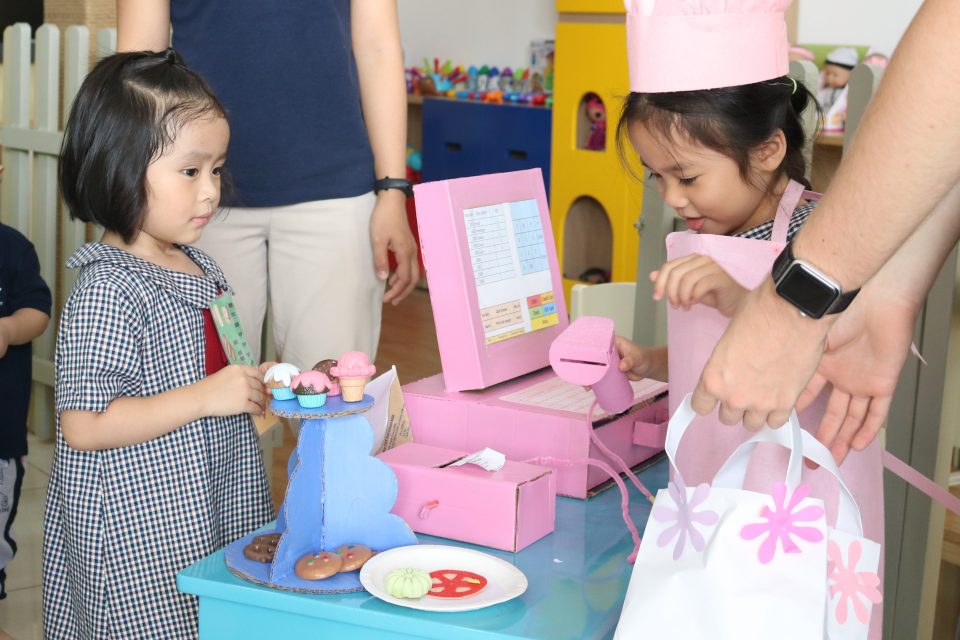 Trẻ rèn thói quen đợi đến phiên, đưa ra quyết định, giúp đỡ lẫn nhau và ý thức về tiết kiệm