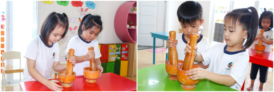Các bạn đang thực hành nghiền đường bằng cối và chày gỗ sao cho mịn
