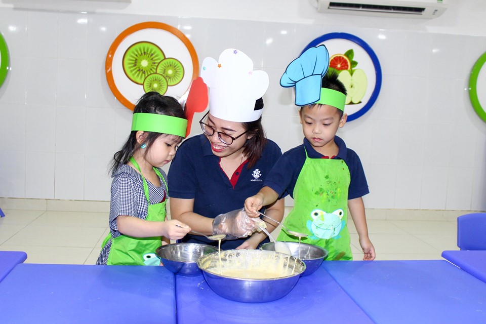Lớp Dolphine 3, các em mang tạp dề ếch xanh vào bếp với món bánh ga-tô thơm lừng