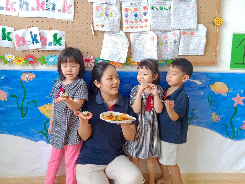 Cô trò KINDY CITY Him Lam những trải nghiệm bếp núc đáng nhớ