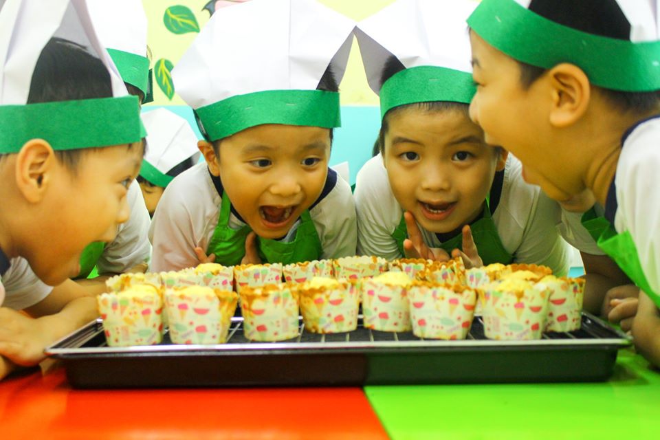 Bé cùng cô tuần tự xếp hàng rửa tay trước khi được thưởng thức những chiếc bánh tart giòn tan thơm lựng.
