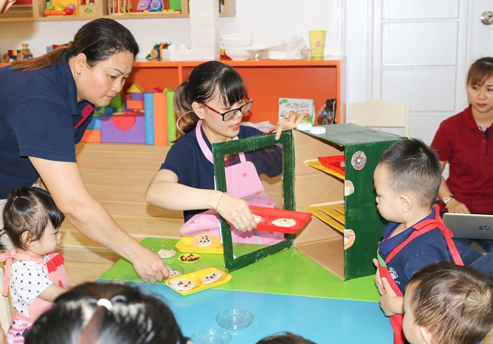 Bé thể hiện qua việc nắm bắt những khái niệm toán học cơ bản nhất.