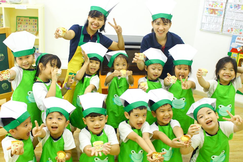 Bé cùng cô tuần tự xếp hàng rửa tay trước khi được thưởng thức những chiếc bánh tart giòn tan thơm lựng.