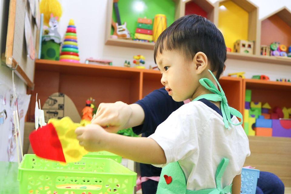 Bé thể hiện qua việc nắm bắt những khái niệm toán học cơ bản nhất.