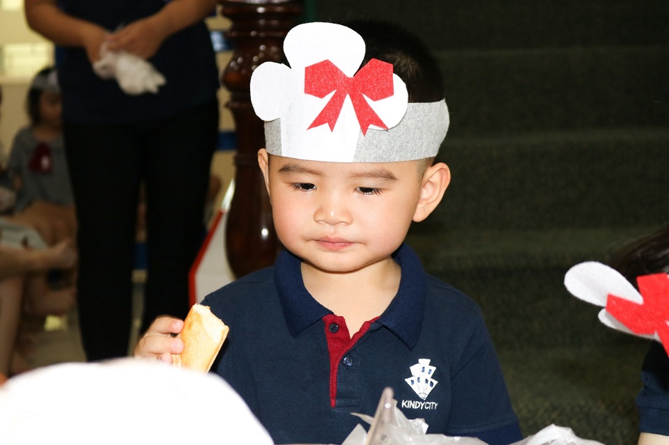 Thưởng thức các loại bánh được trưng bày tại khu vực "Kindy City Bakery".