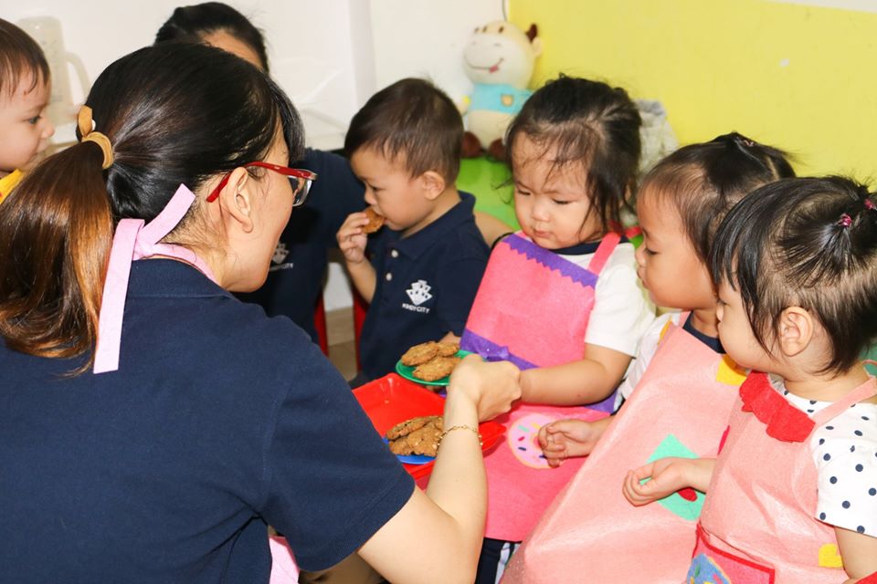 Bé thể hiện qua việc nắm bắt những khái niệm toán học cơ bản nhất.