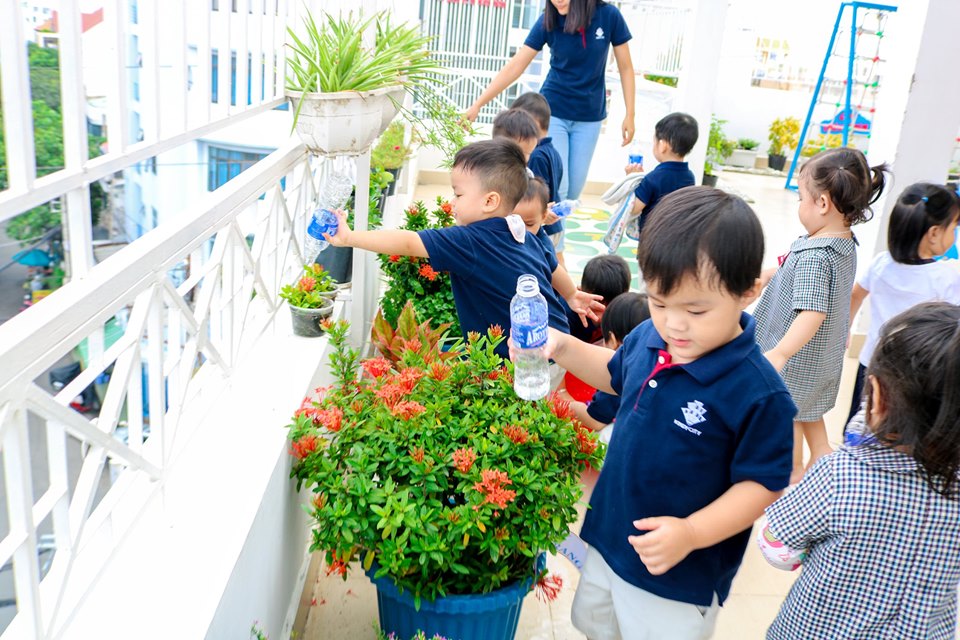 Các lớp thay phiên lên sân thượng của trường để chăm sóc vườn cây cảnh tươi tốt. Các lớp thay phiên lên sân thượng của trường để chăm sóc vườn cây cảnh tươi tốt.
