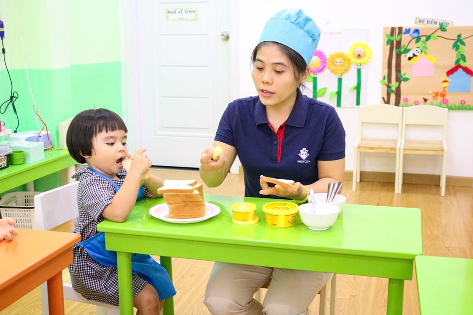 Trẻ say mê tiết học bánh mì Trẻ say mê tiết học bánh mì