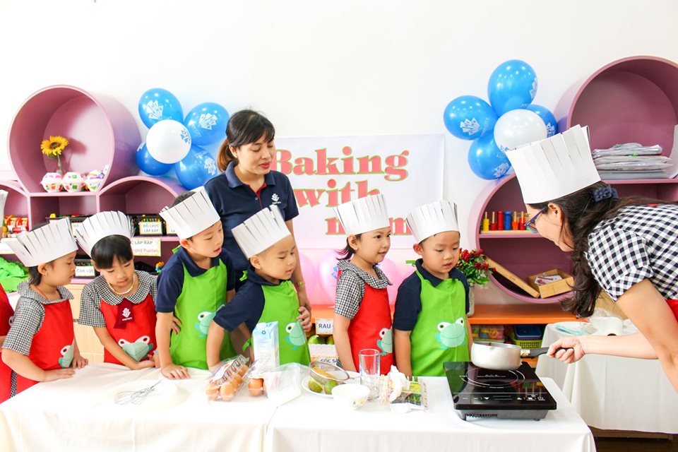 Bé làm bánh Flan cùng mẹ