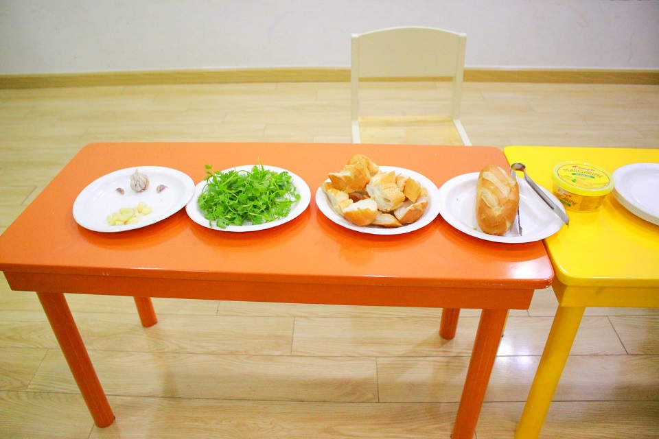 Bé làm bánh mì bơ tỏi thơm ngậy