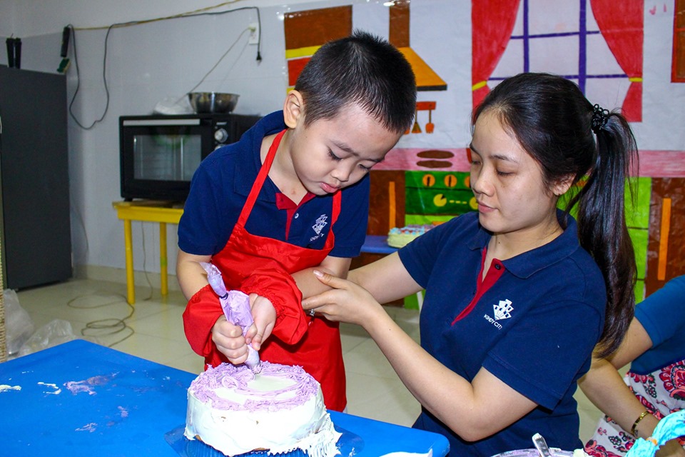 Trẻ thỏa niềm khao khát trải nghiệm, khám phá nhất chính là việc được tự tay bôi trét kem và trang trí bánh Trẻ thỏa niềm khao khát trải nghiệm, khám phá nhất chính là việc được tự tay bôi trét kem và trang trí bánh