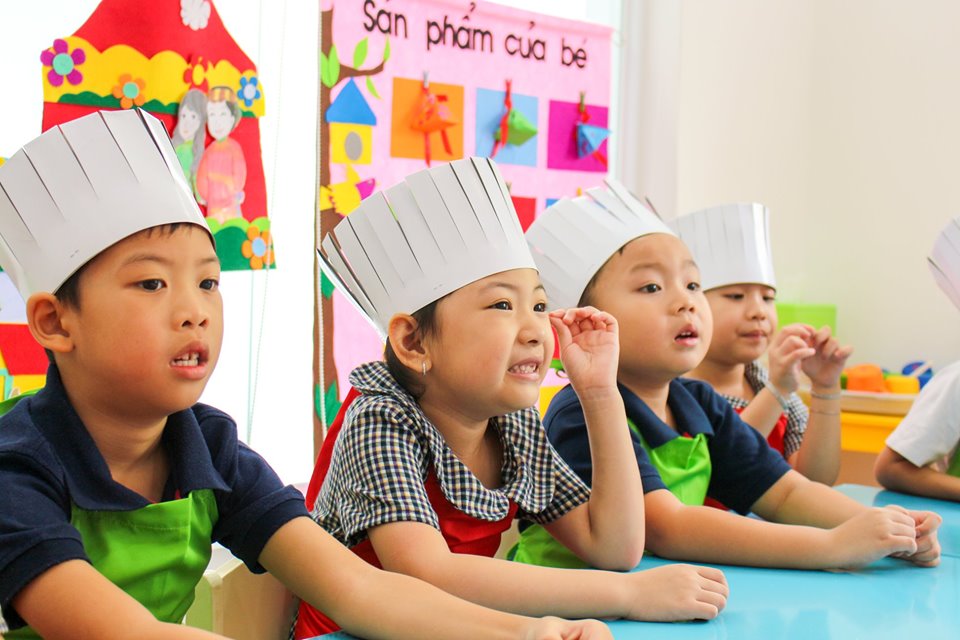 Không gian lớp học quen thuộc nhưng sao hôm nay gương mặt cả lớp lại bừng sáng lạ lùng