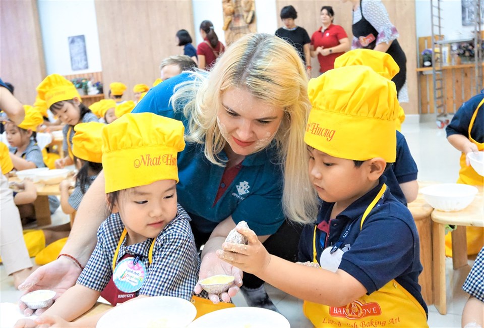Trẻ cùng nhau khám phá các công đoạn làm bánh