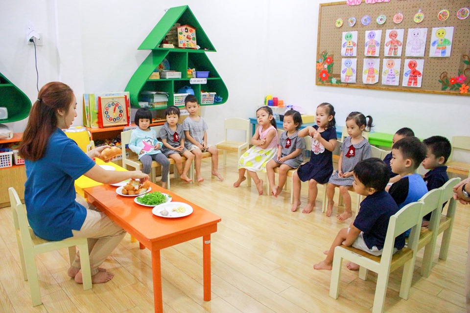 Bé làm bánh mì bơ tỏi thơm ngậy