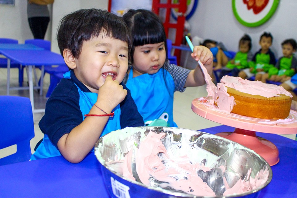 Trẻ thỏa niềm khao khát trải nghiệm, khám phá nhất chính là việc được tự tay bôi trét kem và trang trí bánh Trẻ thỏa niềm khao khát trải nghiệm, khám phá nhất chính là việc được tự tay bôi trét kem và trang trí bánh