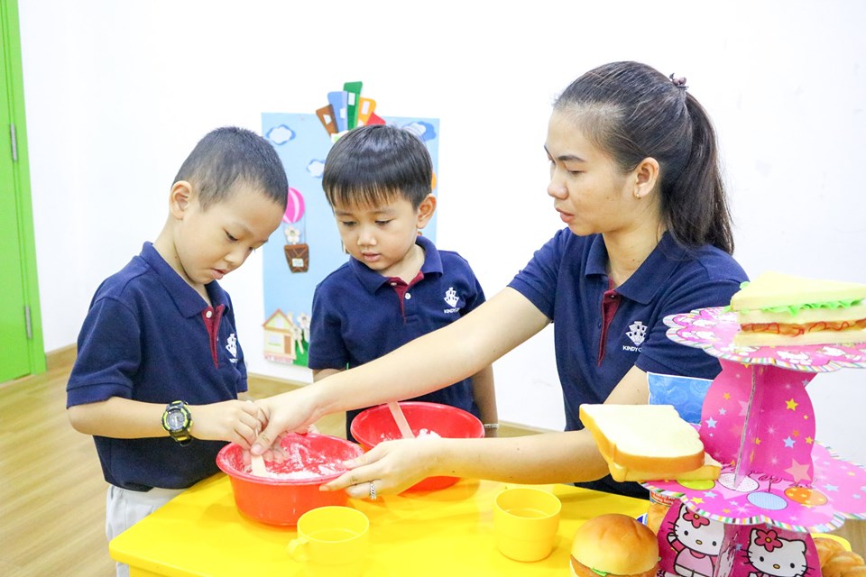 Đổ bột vào nước phải thật nhẹ nhàng để không bị bắn ra ngoài