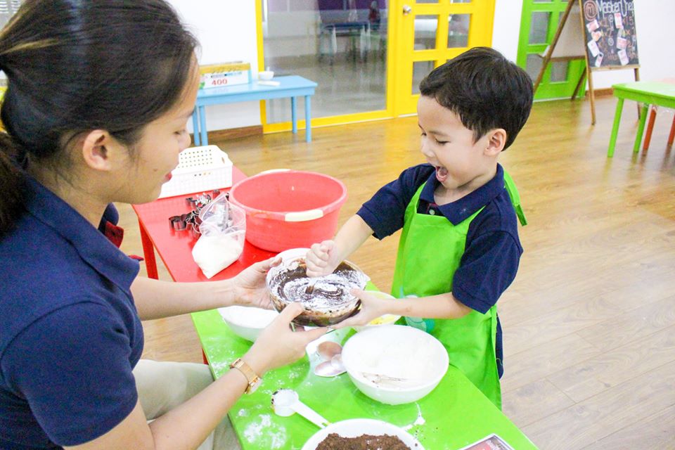 Kỹ năng làm bếp còn thể hiện ở khả năng nhận thức bằng giác quan qua việc nêm nếm, cảm nhận mùi vị.
