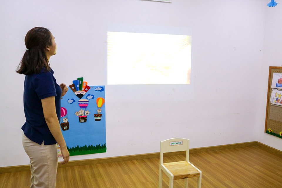 Cô cho cả lớp xem clip mẫu về các bước làm bánh quy