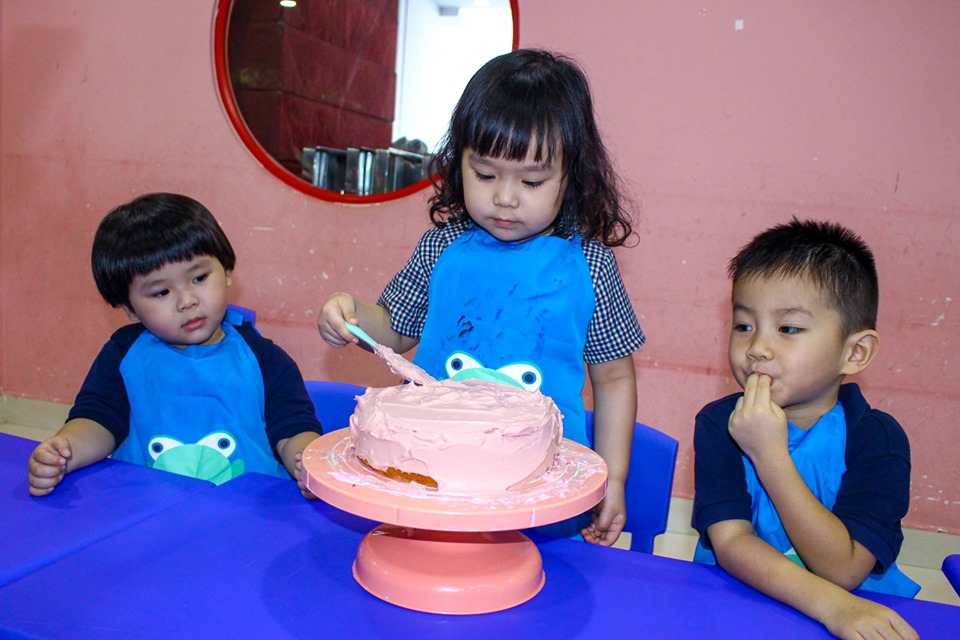 Các em lâng lâng vui sướng khi nghĩ đến chuyện sẽ cùng ba mẹ làm chiếc bánh sinh nhật để tặng những người thân yêu Các em lâng lâng vui sướng khi nghĩ đến chuyện sẽ cùng ba mẹ làm chiếc bánh sinh nhật để tặng những người thân yêu
