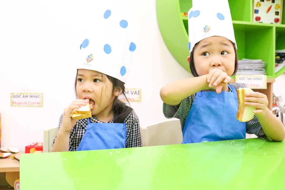 Trẻ say mê tiết học bánh mì Trẻ say mê tiết học bánh mì