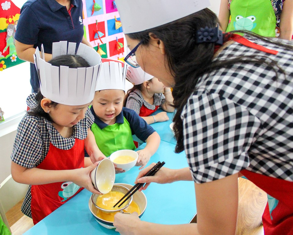 Khuấy trứng thật nhẹ theo một chiều, lọc qua ray cho kỹ