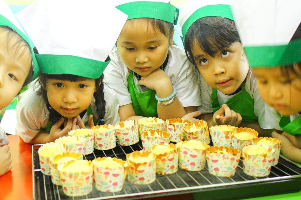 Bé cùng cô tuần tự xếp hàng rửa tay trước khi được thưởng thức những chiếc bánh tart giòn tan thơm lựng.