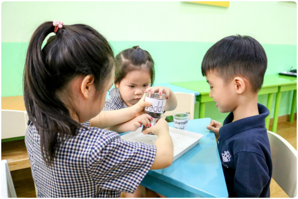 Việc nhìn thấy hiện tượng ban đầu đã giúp bé thỏa trí tò mò, khám khá, yêu thích khoa học hơn