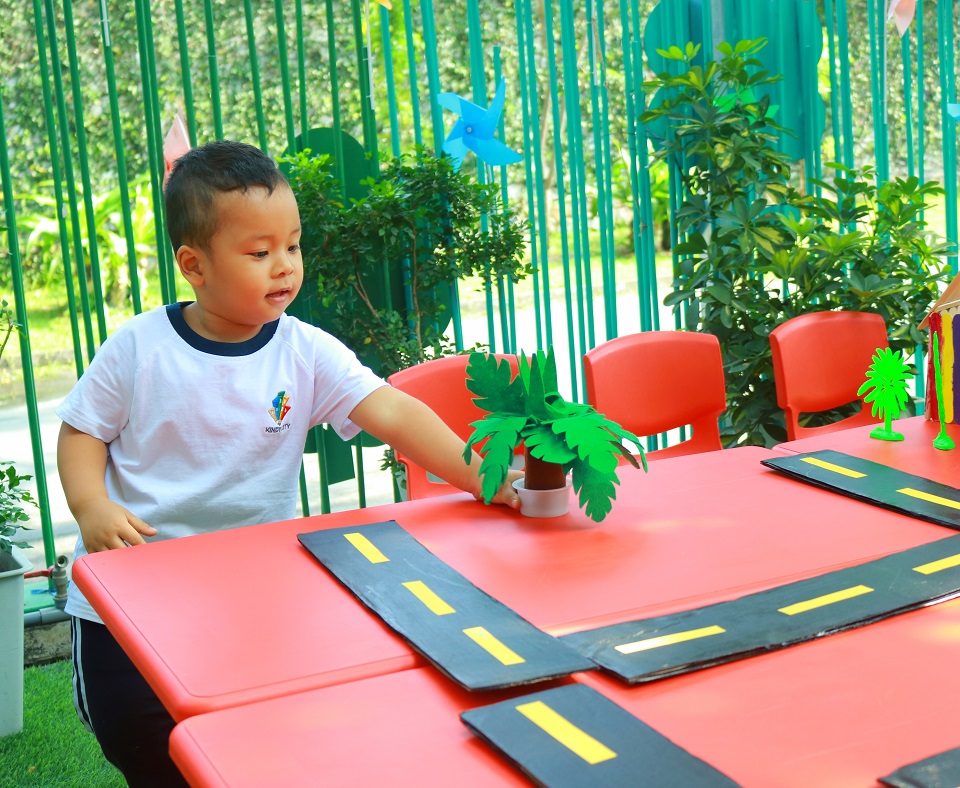 Trẻ học qua chơi tại "Roads Study"