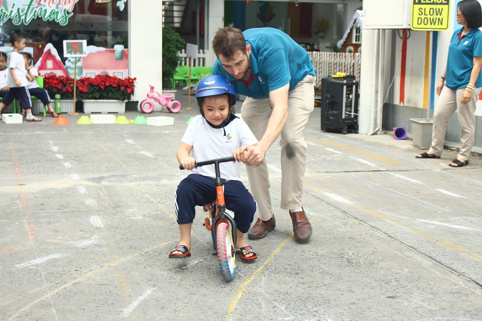 Trẻ học qua chơi tại "Roads Study"