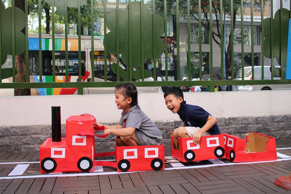 Trẻ học qua chơi tại "Roads Study"