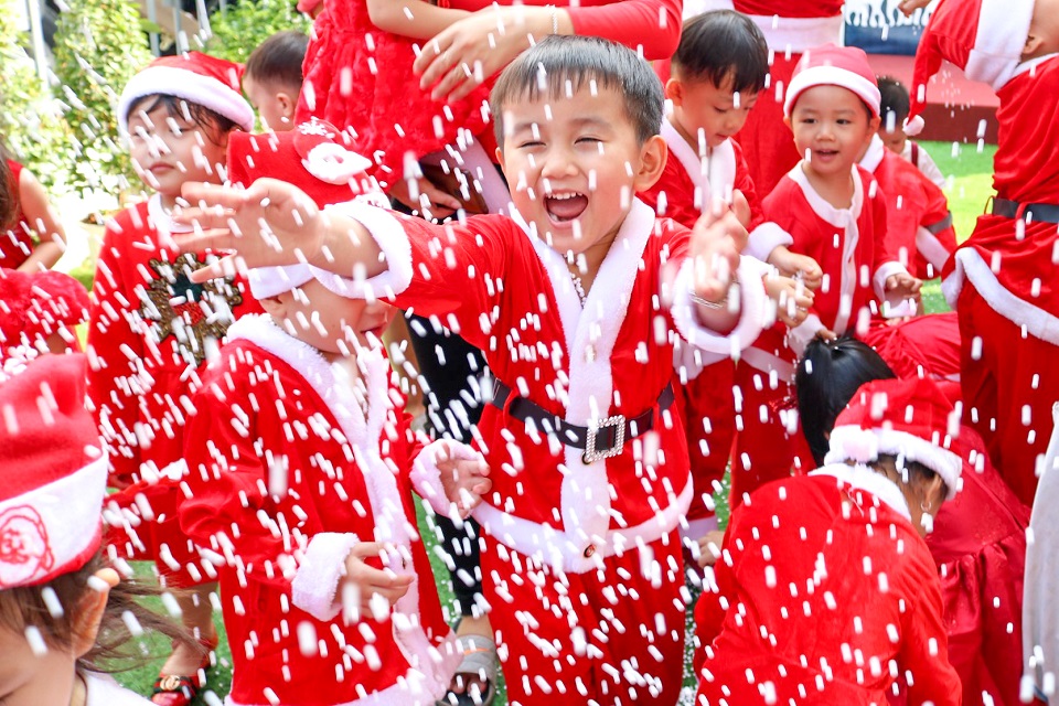 Dù nụ cười hay nước mắt, thì phía sau tất cả là sự mạnh mẽ, trưởng thành, tự tin hòa nhập Dù nụ cười hay nước mắt, thì phía sau tất cả là sự mạnh mẽ, trưởng thành, tự tin hòa nhập