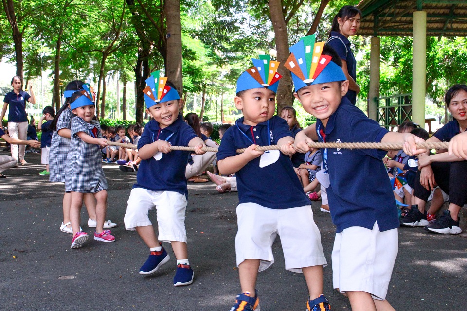 Dù nụ cười hay nước mắt, thì phía sau tất cả là sự mạnh mẽ, trưởng thành, tự tin hòa nhập Dù nụ cười hay nước mắt, thì phía sau tất cả là sự mạnh mẽ, trưởng thành, tự tin hòa nhập