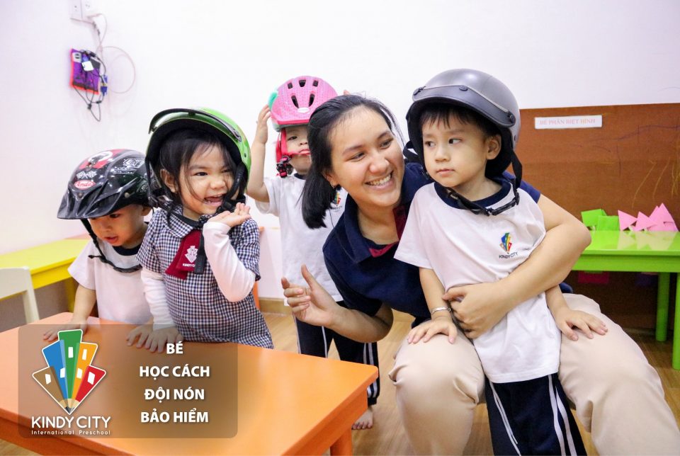 Bé học cách đội nón bảo hiểm