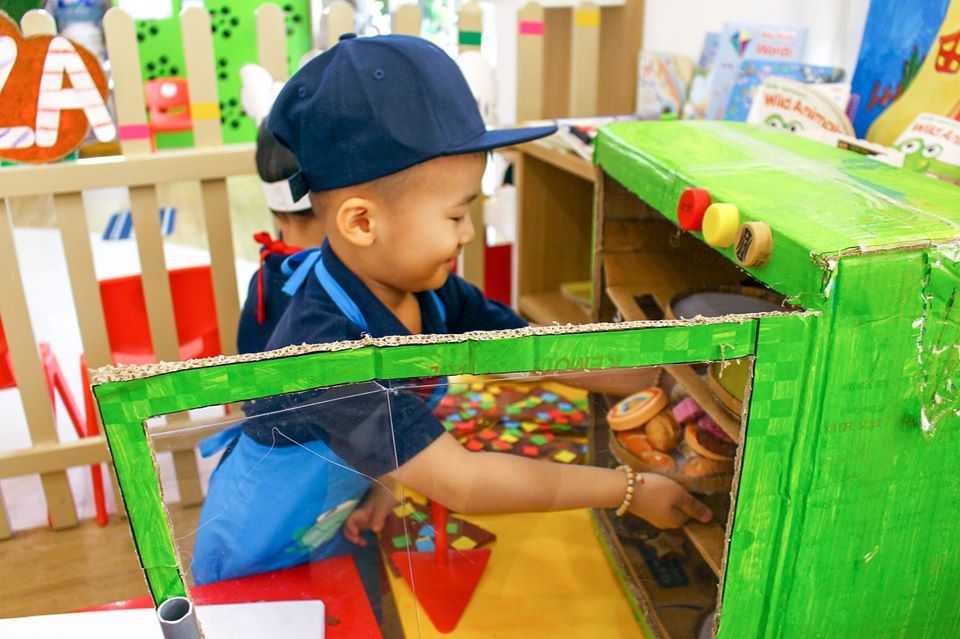 Các bạn đầu bếp rèn được phong thái nhanh nhẹn, cẩn thận khi đặt bánh vào lò