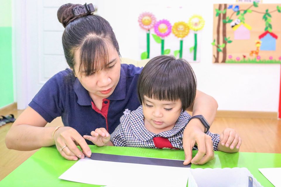 Các con được cô hướng dẫn cắt các bộ phận của ô tô như thân xe, bánh xe rồi dán phối cảnh. Các con được cô hướng dẫn cắt các bộ phận của ô tô như thân xe, bánh xe rồi dán phối cảnh.
