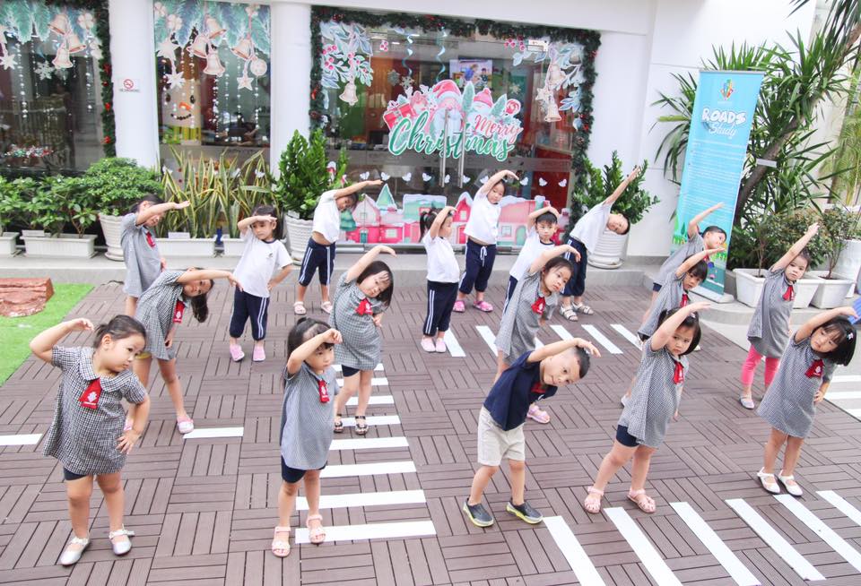 Mỗi sáng sớm, tiếng nhạc sôi động vang lên những gương mặt còn ngái ngủ bỗng dưng tươi tắn hẳn.