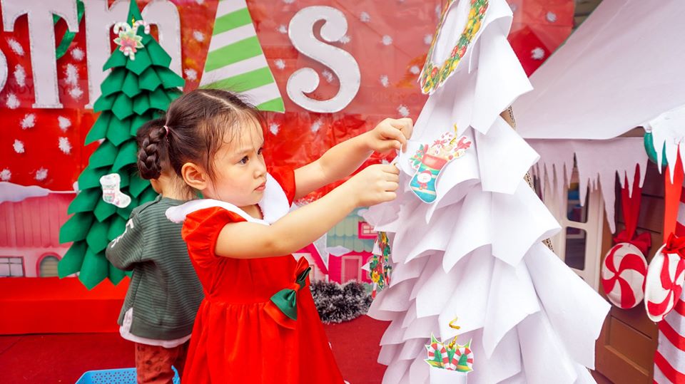 Con gái thường được mẹ cưng chiều và chăm chút tóc tai, áo quần hơn là con trai.