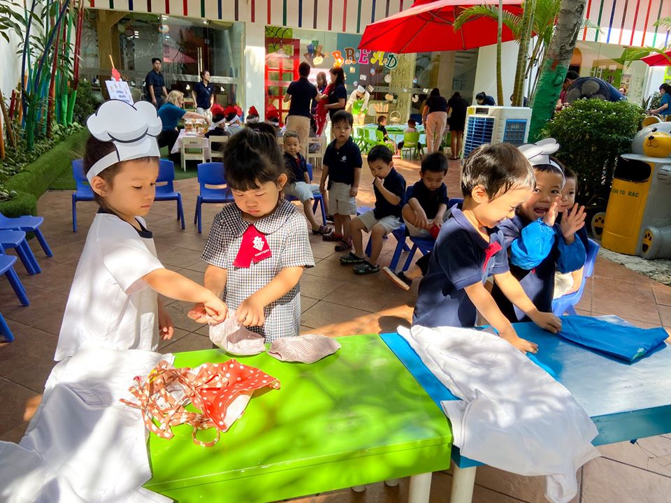 Bạn đóng vai "đầu bếp" phải đứng thẳng người và phối hợp sao cho bạn dễ mặc đồ cho mình