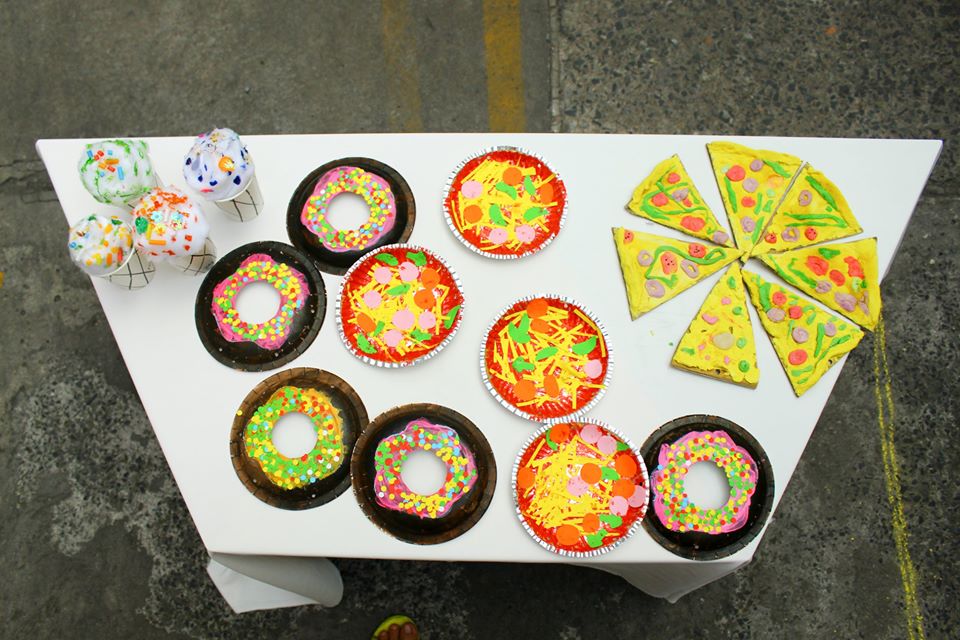 Chiếc bánh donut, pizza hay ly kem bằng vật liệu thủ công