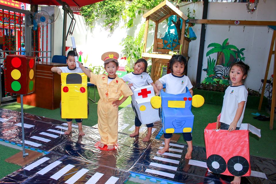 Bé làm cảnh sát điều tiết giao thông tại Kindy City
