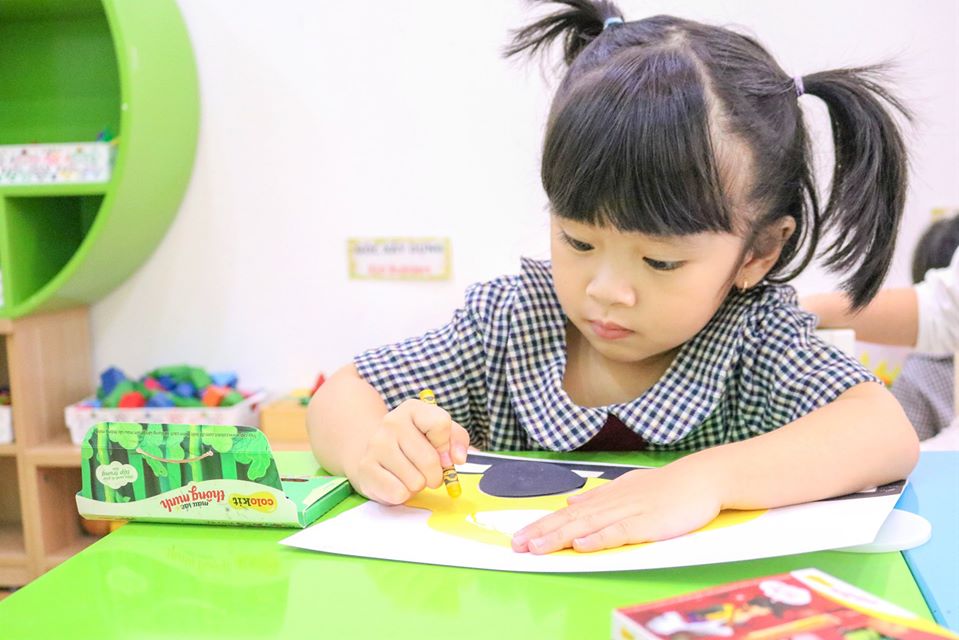 Các con được cô hướng dẫn cắt các bộ phận của ô tô như thân xe, bánh xe rồi dán phối cảnh. Các con được cô hướng dẫn cắt các bộ phận của ô tô như thân xe, bánh xe rồi dán phối cảnh.
