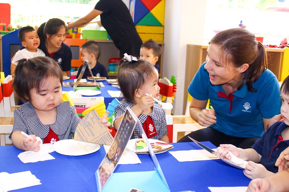 Hình thành phép ngồi bàn cho trẻ