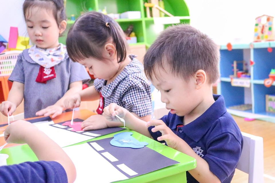 Các con được cô hướng dẫn cắt các bộ phận của ô tô như thân xe, bánh xe rồi dán phối cảnh. Các con được cô hướng dẫn cắt các bộ phận của ô tô như thân xe, bánh xe rồi dán phối cảnh.