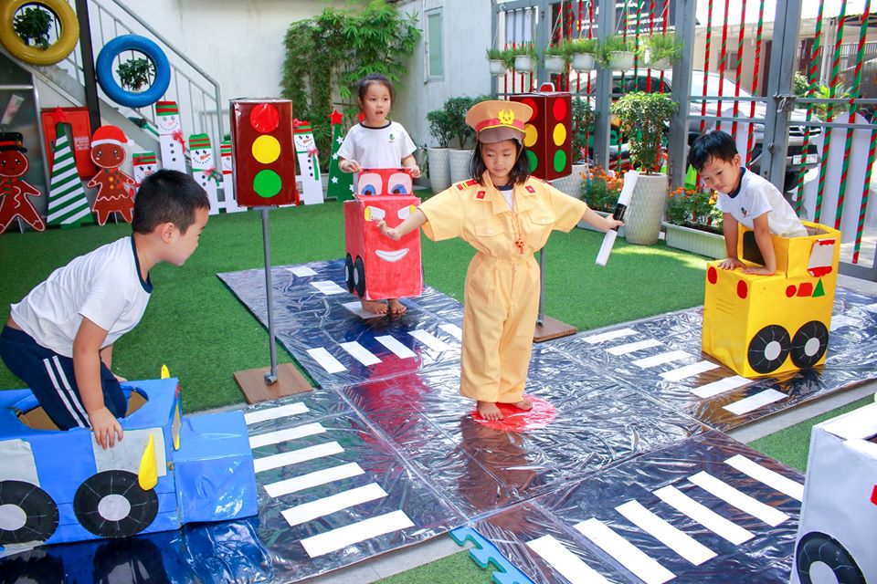 Bé làm cảnh sát điều tiết giao thông tại Kindy City