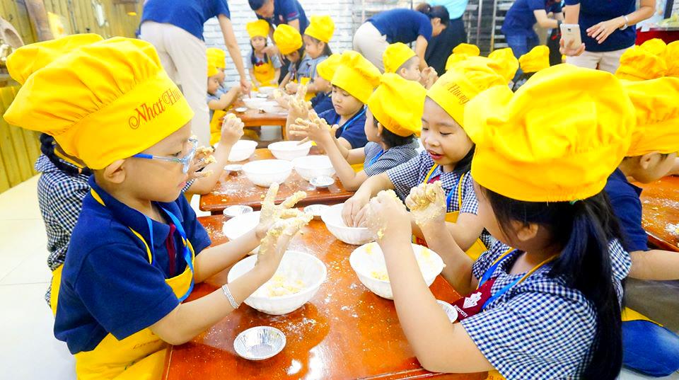 Chuyến thực tế ở cơ sở làm bánh Nhất Hương