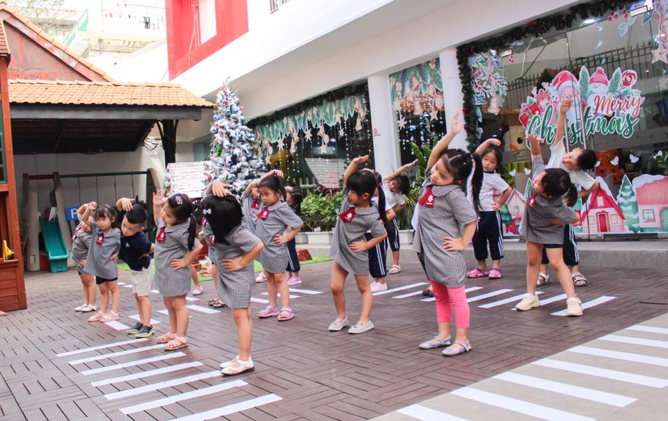 Hãy cùng cô trò KINDY CITY Trương Định tập thể dục buổi sáng nhé!