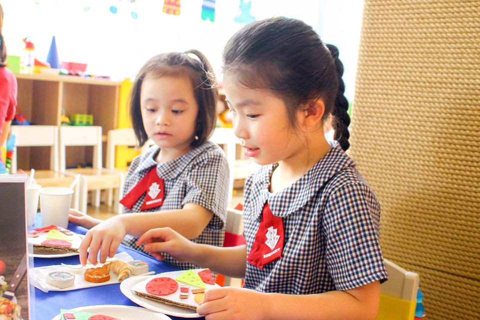 Hình thành phép ngồi bàn cho trẻ