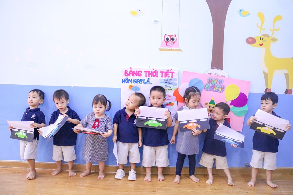 Các em cảm thấy thích thú vô cùng và hoàn thành nhiệm vụ cắt dán chỉ trong dăm phút. Các em cảm thấy thích thú vô cùng và hoàn thành nhiệm vụ cắt dán chỉ trong dăm phút.