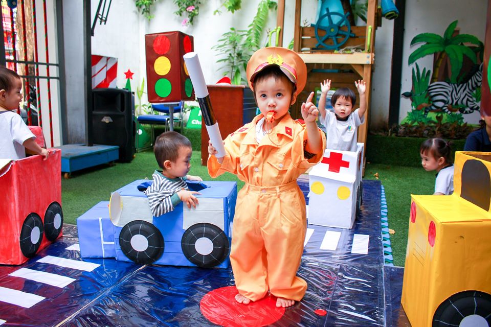 Bé làm cảnh sát điều tiết giao thông tại Kindy City